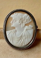 Antike Brosche m. Muschelgemme