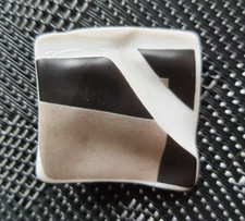 Schmuck-Brosche der Firma