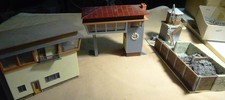 Faller, 3 alte Bahngebäude, H0, Stellwerke,1 x beleuchtet, und Kran mit Kohleban