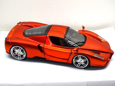 Hot Wheels 1:18 Enzo Ferrari Sportwagen Modell in metallic rot