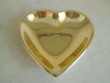 Goldfarbene herzförmige