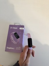 Fitbit Inspire 3 Lila mit einem Wechselarmband und zwei Ladekabel