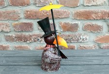 Zaunhocker Rabe mit Schirm