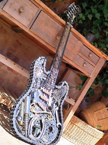 Gitarre aus metallschrott in - gitarre,