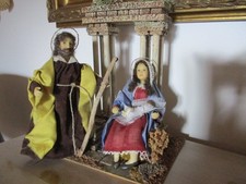 Krippenfigur bekleidet hl. Familie Maria Josef Kind mit Säulenornament
