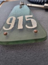 großer Akryl Schlüsselanhänger 95x50x5mm dreieck Mit  altem  Schlüssel  915