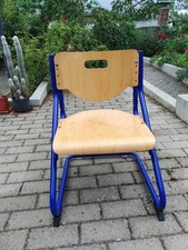 Stuhl größenverstellbar blauer Rahmen und Holzauflagen
