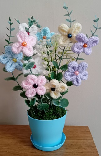 Handgestrickte blumenständer - handgestrickte,