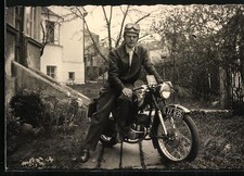 Mann mit Motorradhelm auf Puch-Motorrad, Kennzeichen L 22.835, Ansichtskarte 