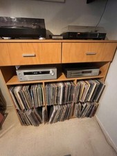 Schallplattenschrank für LP, Singles, CDs und Hi-Fi Anlage.