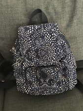 Sehr schöner Kipling City Pack Mini Rucksack blau gemustert