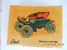 Skatspieler: Kiste mit Oldtimer und Kartenspiel