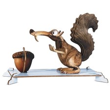 Eichhörnchen mit Eichel