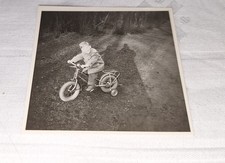 Altes Foto Kleiner Junge Fahrrad Dreirad Stützräder Schatten Vintage Z141