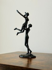 Hebender Paar-Metallskulptur