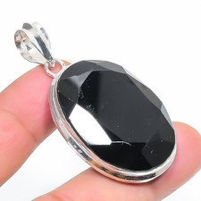 Facettierter schwarzer Spinell