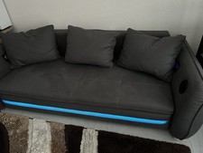Modernes Sofa mit LED-Beleuchtung & integrierter Soundanlage – Top Zustand