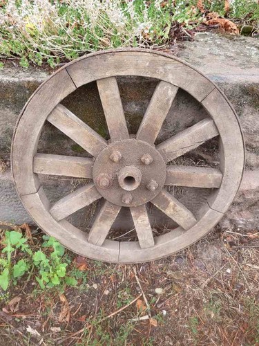 Altes wagenrad leiterwagen - leiterwagen,