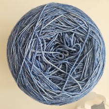 37. Handgefärbte Wolle, mit