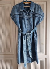 Jeanskleid mit Lochstickerei