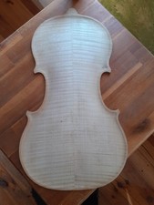 Tonholz, Tonewood, schöner gefräster, geflammter Boden für Geige, carved back