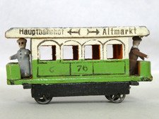 altes Erzgebirge Spielzeug: grüne Strassenbahn - tram