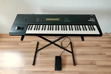## Korg M1 Synthesizer Workstation inkl. Ständer und Pedal