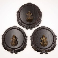 3 Stück Keilerschilder geschnitzt dunkel AF 16 cm mit 3 x Keiler Kopf Deckblatt