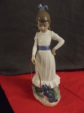 NAO by Lladro Porzellan Sammlerfigur Mädchen mit Reifen und Hund, Spanien 1982