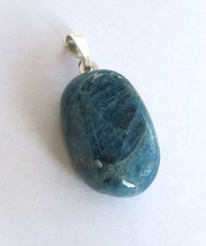 Apatit Edelstein Anhänger petrolfarben 27 mm mit 925 Silber Öse