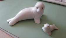 2 weiße Seehunde ("Mutter und Kind") aus Keramik/Porzellan? schwarze Augen
