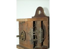 E5n) Konvolut Schwarzwald mech. Uhrwerk +Schild Holz Ersatzteil  um 1900