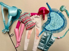 Barbie Reiter Kleidung Turnier Jacke, Hose,Stiefel,Helm,Pferde Sattel, Decke