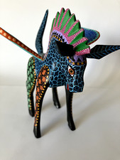 Handgeschnitze und bemalte