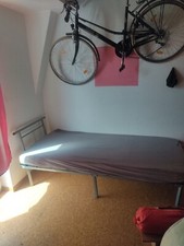 Neuwertiges Bett mit Neuer