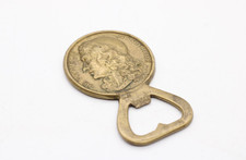 Flaschenöffner Kapselheber aus Messing JB Poouelin De Moliere Motiv Vintage