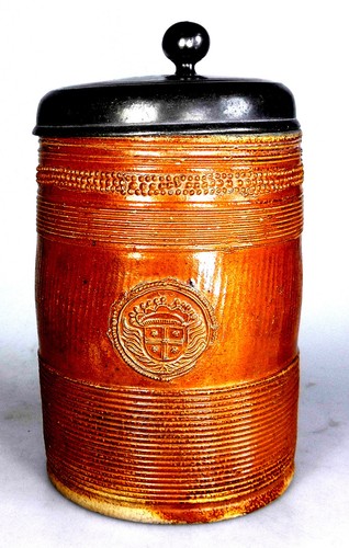 Walzenkrug mit wappenauflage - walzenkrug,