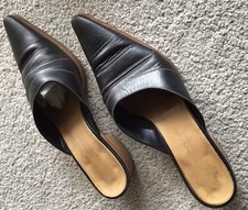 Geschlossene Mules aus Leder 