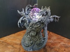 Fantasy-Glaskugel mit Beleuchtung und Drachenfigur in mehreren Farben. 21 cm.