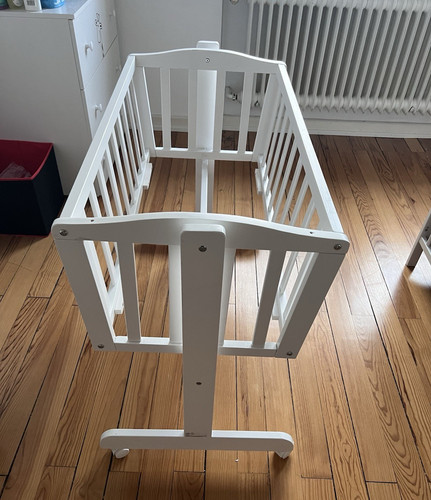 Weiße babybett aus holz mit - babybett,
