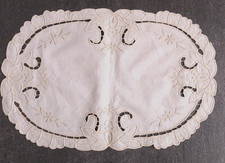 Dekorativ  Tisch/Schrank Deckchen Beige oval 43x28 cm verziert Lochmuster,  BW
