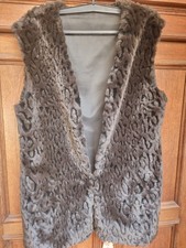 Damen-dunkelbraune Fellimitat -Veste -Gr 38 -getragen