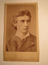 Berlin - Mann im Anzug -