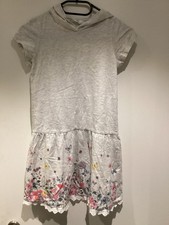 Schönes geblümtes Kleid mit Kaputze in Gr.134/140 von H&M