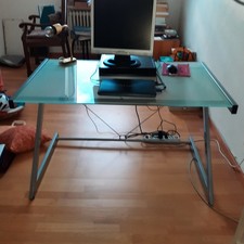 Schreibtisch mit Glasplatte und grauem Gestänge 122 breit 76 tief 73 hoch