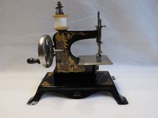 Antike Kindernähmaschine aus lithographierten Eisenblech -Casige Made in Germany