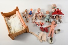 C26N54- Konvolut Puppen ua Schildkröt mit Bett u Käthe Kruse Kleiderhaken Schuhe