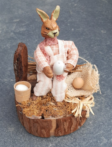 Osterhase auf baumstumpf - osterhase,