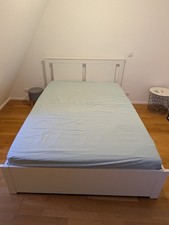 Weißes Bett mit Kopfteil und