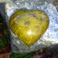 Herz grüner Chloropal Opal Pistazienopal green Opalith Nontronit Mitgefühl Z